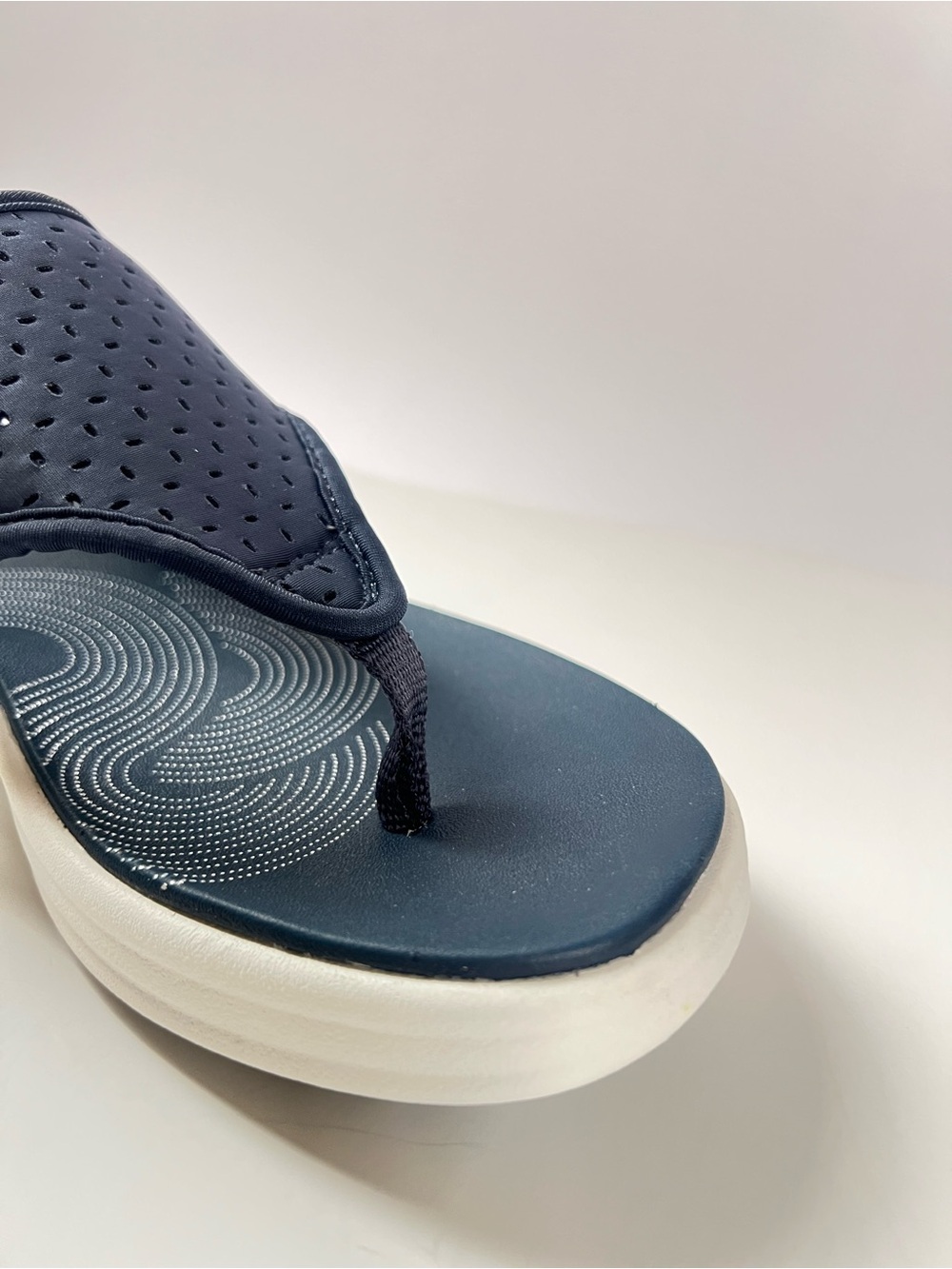 Clark’s Cloudstepper Drift Blossom Navy Thong Sandal with Cushioned White Sole 8 - Picture 10 of 13